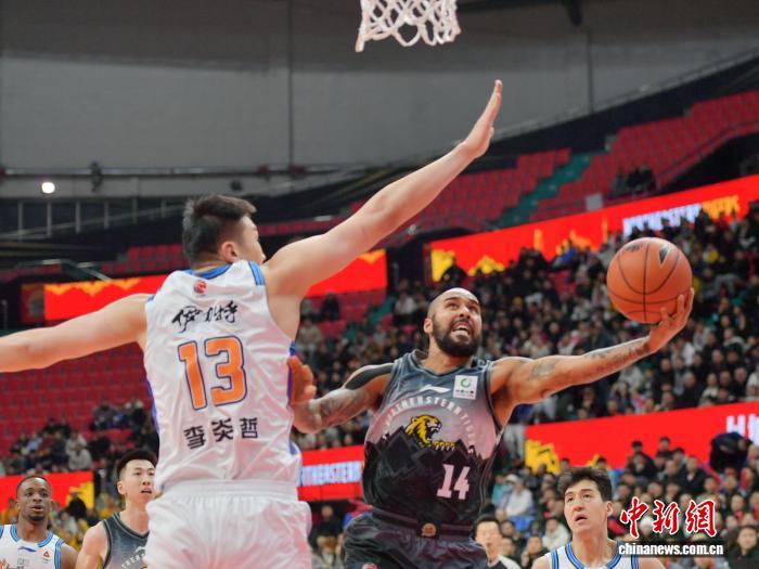 吉林男篮主场力克新疆取两连胜 三节领先奠定胜