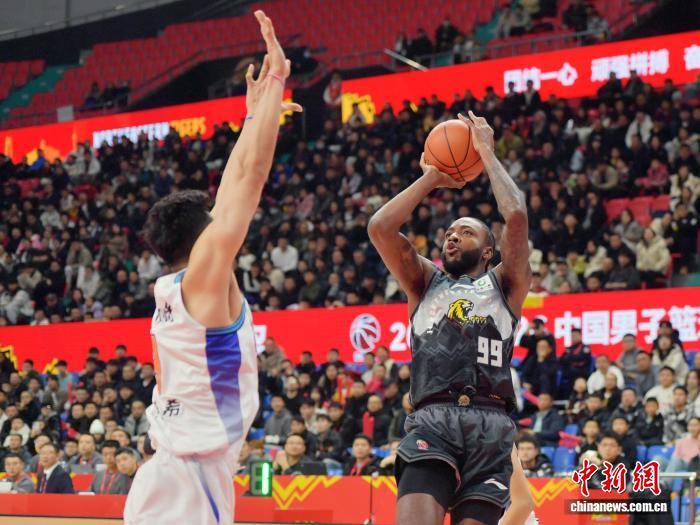 吉林男篮主场力克新疆取两连胜 三节领先奠定胜