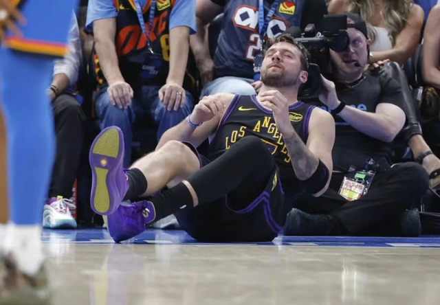 东契奇赛中左腿筋重伤 难逃赛季末伤退阴影