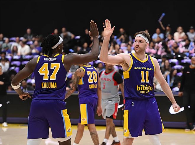 南湾湖人力克毒蛇晋级西部决赛 卡鲁马攻防两全