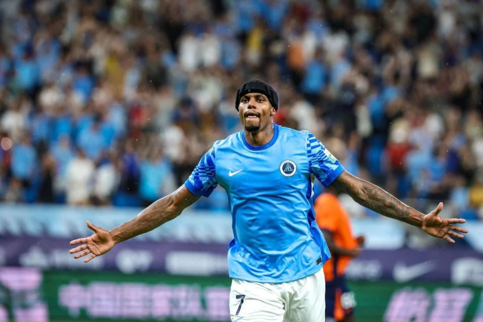 韦斯利双响引爆中超：被动进球成焦点，戏剧性